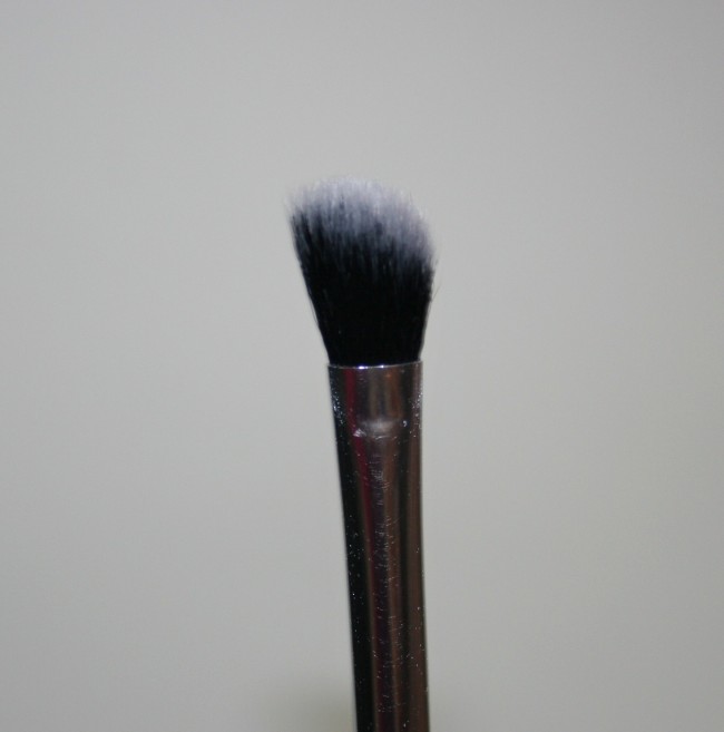 Real Techniques Nic's Pics Angled Shadow Brush