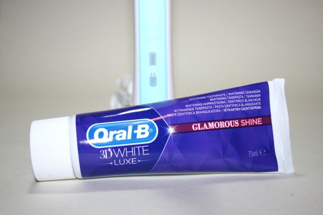 3D White Luxe Glamorous Shine toothpaste
